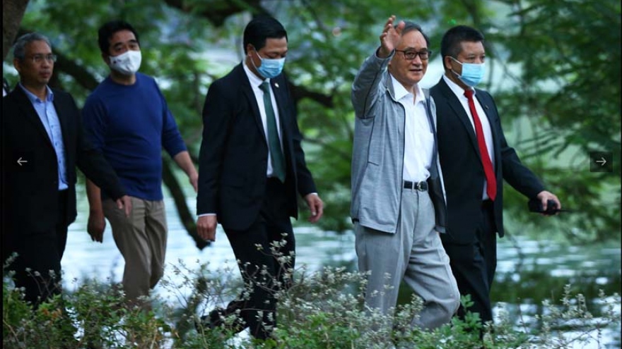 Japanese PM Suga strolls along Hanoi lake